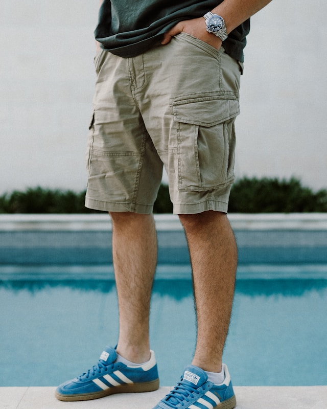 Men&rsquo;s cargo shorts with multiple pockets, casual fit, durable fabric, outdoor wear